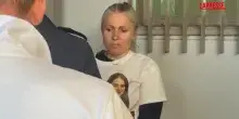 Femminicidio Ilaria Sula, oggi la sentenza: la madre con la maglietta in ricordo della figlia