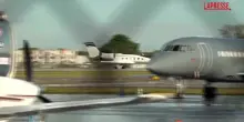 Brasile, Flavio Bolsonaro &egrave; atterrato allaeroporto di Miami: il momento dello sbarco