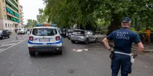 Roma, muore un motociclista dopo una scontro tra due moto e un&rsquo;auto