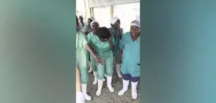 Congo, dimesso da ospedale ultimo paziente affetto da Ebola: la danza di gioia dei sanitari