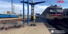 Ucraina, droni russi contro una stazione ferroviaria nella citt&agrave; di Dnipro: almeno 13 morti