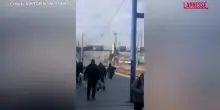 Ucraina, drone russo colpisce due treni a Dnipro: il panico ripreso dalla banchina