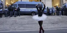 Sciopero 30 ottobre 2026, ballerina mascherata danza davanti alla polizia a Roma
