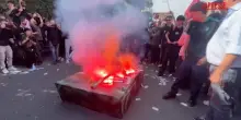 Sciopero 30 ottobre, a Napoli manifestanti bloccano il porto: bruciato carro armato di cartone