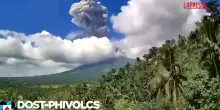 Filippine, vulcano emette una densa coltre di cenere: cielo oscurato in alcune zone della provincia di Albay