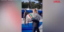 Elicottero caduto in Bosnia, Meloni e Crosetto depongono rose in omaggio 4 militari morti