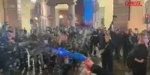 Corteo Torino, cariche della polizia in centro: manifestante risponde sparando bolle di sapone