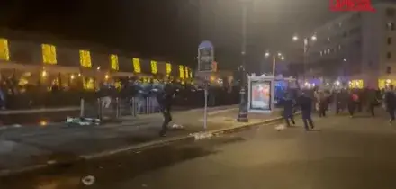 Corteo Roma, idranti e cariche della polizia a Piazza dellEmporio