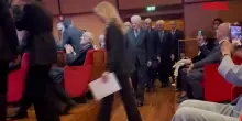 Snam, larrivo di Mattarella a celebrazioni societ&agrave; a Roma: applausi per il capo dello Stato