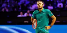Atp Vienna 2026, Cobolli si ritira in lacrime: Berrettini cerca di consolarlo con un abbraccio