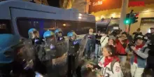 Corteo Torino, manifestante regala fiori ai poliziotti