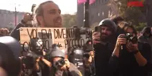Corteo a Torino, giovane con specchio di fronte alle forze dell&rsquo;ordine: &ldquo;Volevi diventare cos&igrave; da piccolo?&rdquo;