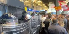 Sciopero 30 ottobre, a Napoli la polizia impedisce ai manifestanti di raggiungere la Stazione centrale