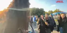 Corteo Milano, lo studente alle forze dellordine in tangenziale: "Perch&eacute; non vi schierate con noi?"