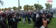 Germania, a Colonia la polizia utilizza gli idranti per disperdere la Gen Z che protesta