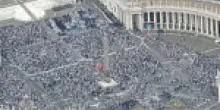 Piazza San Pietro gremita per Papa Leone XIV, immagini da elicottero