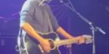 Bruce Springsteen canta &ldquo;Streets of Minneapolis&rdquo; contro l&rsquo;Ice&hellip; a Minneapolis. Sulla chitarra la scritta &ldquo;Arrest the president&rdquo; &ndash; IL VIDEO