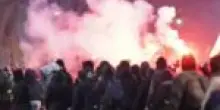 Torino, scontri al corteo per Askatasuna: gruppo a volto coperto lancia bombe carta contro le forze dell&rsquo;ordine