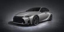 Lexus IS 2026, nuova berlina sportiva con design rinnovato e guida digitale