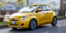 Fiat 500 Hybrid, come va su strada l’auto della riscossa