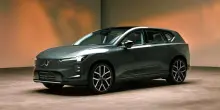 Volvo EX60 scuote il mercato: 850 km di autonomia, IA avanzata e ricarica lampo