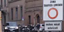 Bologna dal 2026 chiude il centro ZTL alle auto ibride dei non residenti