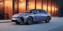 Lexus ES, la berlina di lusso si rinnova. Full hybrid ed elettrica