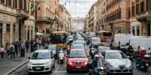 Auto in Italia a due facce, boom delle ibride, ma 18 milioni hanno almeno 15 anni