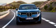 La gamma BMW 2026 accoglie la iX3 40 da 320 cavalli e il Black Package