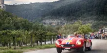 Ferrari Cavalcade Classiche 2026, il mito del Cavallino sfila sul Garda tra storia e ruggiti