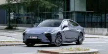 Lexus ES in Italia: motori ibridi ed elettrici fino a 343 cavalli, interni di lusso Omotenashi