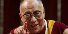 Il Dalai Lama compie 90 anni e annuncia che avrà un successore: “Non sarà scelto dalla Cina”