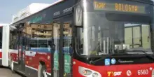 Bologna, 57enne schiacciata tra due bus all&rsquo;uscita dal concerto di Max Pezzali: grave ma non &egrave; in pericolo di vita