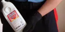 Getta l&rsquo;acido contro il compagno, poi si barrica in casa a Roma. Lui non denuncia: &ldquo;Non ho capito perch&eacute; lo ha fatto&rdquo;
