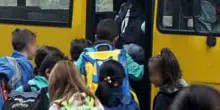 &ldquo;Ho paura, vi prego, ho paura&rdquo;, le urla di un bimbo che assiste dallo scuolabus alla lite tra autista e il padre di uno studente
