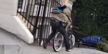 Rubava biciclette e monopattini per andare a firmare nella caserma dei carabinieri