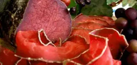 L&rsquo;Unione europea blocca l&rsquo;import di carne brasiliana &ldquo;senza garanzie sull&rsquo;uso di antibiotici&rdquo;. Ed &egrave; un problema per la produzione della bresaola