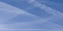 &ldquo;Le scie chimiche aumentano il riscaldamento climatico, pronti a combatterle con l&rsquo;intelligenza artificiale&rdquo;: Google lancia l&rsquo;Operazione Blue Skies e riaccende le teorie del complotto