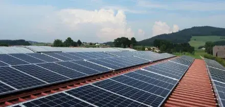 Nella Ue eolico e solare generano pi&ugrave; elettricit&agrave; delle fonti fossili. L&rsquo;instabilit&agrave; geopolitica non ferma il sorpasso storico