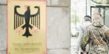 Controsenso tedesco: leva militare volontaria, ma gli uomini in odor di arruolamento devono avere il nulla osta per viaggi superiori ai tre mesi