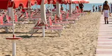 Spiagge vuote a luglio? Ecco tutti gli aumenti: +36% per i voli nazionali, +11% per i traghetti. Rimini prima per rincari