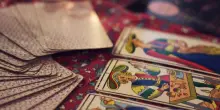 Il grande ritorno dei tarocchi: tra star di Hollywood, social network e spiritualit&agrave; pop, ecco perch&eacute; tutti oggi vogliono farsi leggere il futuro