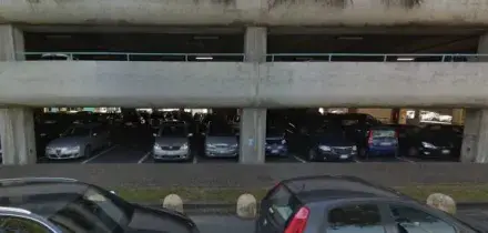 Napoli, l’incubo di una 28enne: sequestrata nel parcheggio di un centro commerciale e violentata da tre sconosciuti