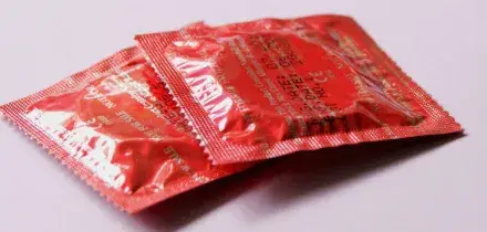 &ldquo;A rischio di rottura e con perforazioni, non utilizzateli&rdquo;: scatta l&rsquo;allarme per 40.000 preservativi difettosi, l&rsquo;avviso del Ministero. Ritirate 30 marche in Francia
