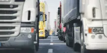 Blocchi degli autotrasportatori: la spaccatura interna e i cittadini che appoggiano i pres&igrave;di (nonostante disagi e perdite) e chiedono di resistere