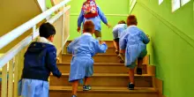 Tutti a scuola con il grembiule blu per &ldquo;promuovere la parit&agrave;&rdquo;, la Lega insorge: &ldquo;Ideologia woke&rdquo;. Il caso a Boviso Masciago