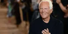 Dai jeans al fondotinta virale: così Giorgio Armani ha conquistato i giovani di ogni generazione