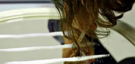 &ldquo;Abusata e filmata mentre era sotto effetto di droga&rdquo;: sette perquisizioni per violenza sessuale di gruppo. Arrestato un 23enne