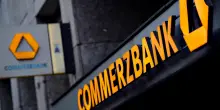 Unicredit ha gi&agrave; pi&ugrave; del 50% di Commerzbank, ma Berlino insiste: &ldquo;Approccio aggressivo, Francoforte resti indipendente&rdquo;