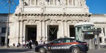 Furto a Milano Centrale: 57enne ruba borsa con 5mila euro a due turisti, arrestato